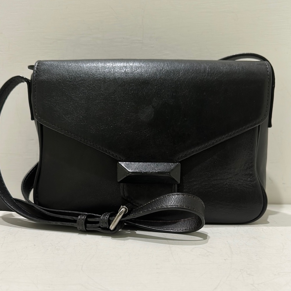 IVTG Vintage Inspired Elegant Black Leather Crossbody Bag